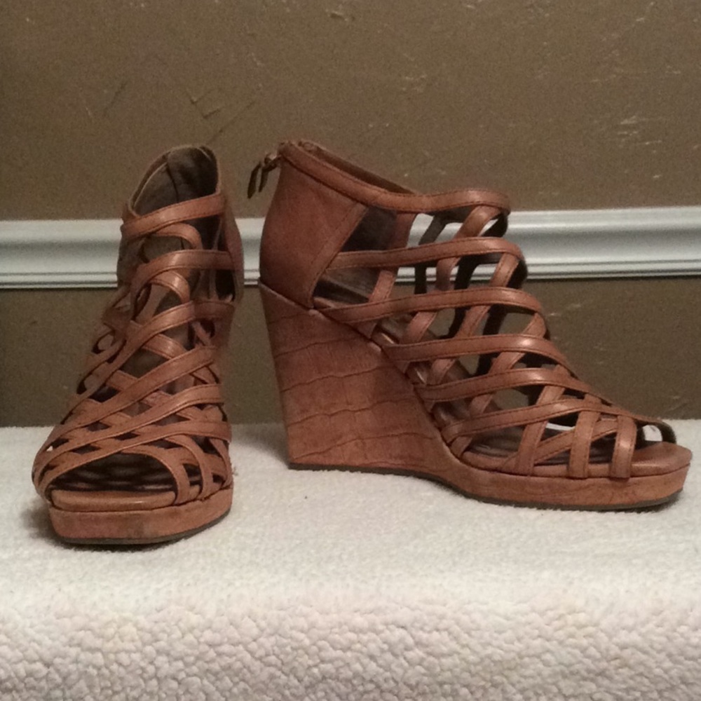 Straps tan wedges